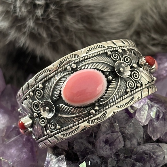 Pink conch mediterranean coral southwestern Sterling silver cuff - Picture 13 of 16